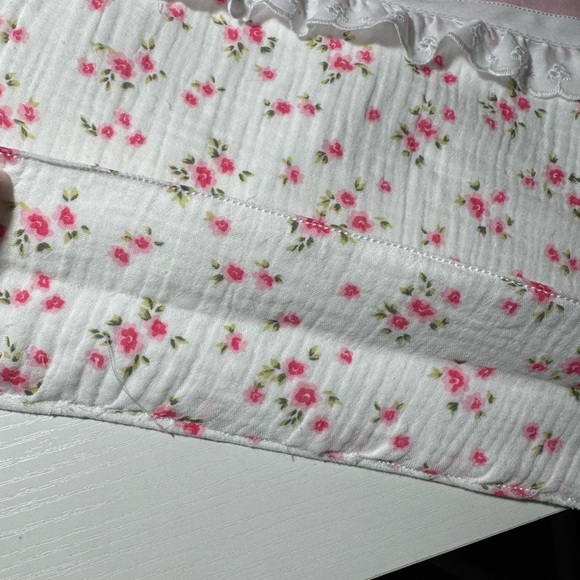 Chic Floral Pink and White Tote Bag - Picture 6 of 7